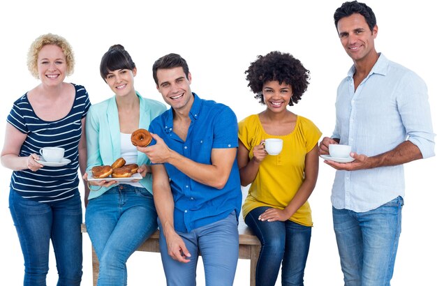 oameni gustând mâncare